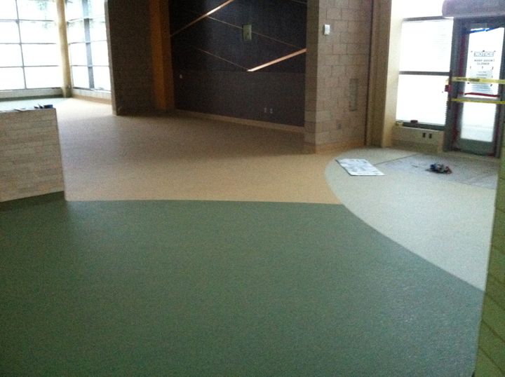 Two-tone decorative floor with a curved color transition